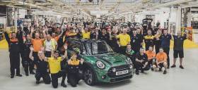 Ορόσημο παραγωγής δέκα εκατομμυρίων οχημάτων στο εργοστάσιο της Οξφόρδης.