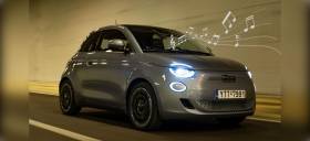 To νέο ηλεκτρικό Fiat 500 εμπλουτίζει το ρεπερτόριο του με Ελληνικές επιτυχίες
